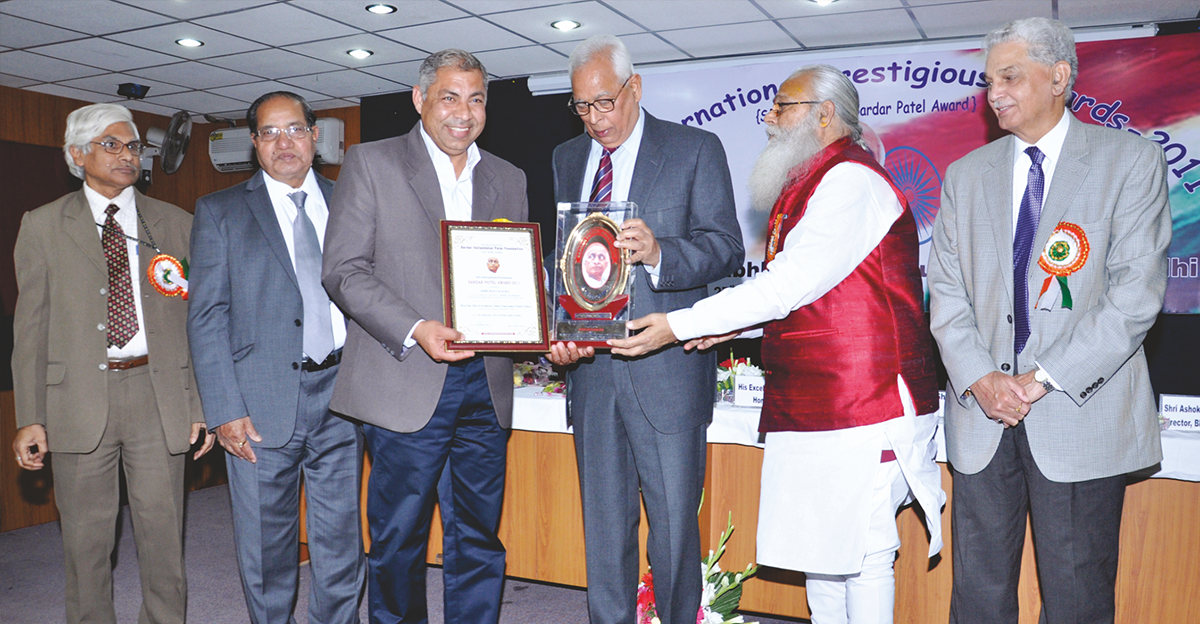 Ravi Kalra receiving the Sardar Vallabhbhai Patel International Prestigious Award
